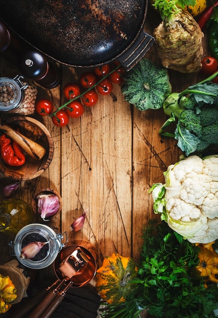 Stół z warzywami i garnkiem